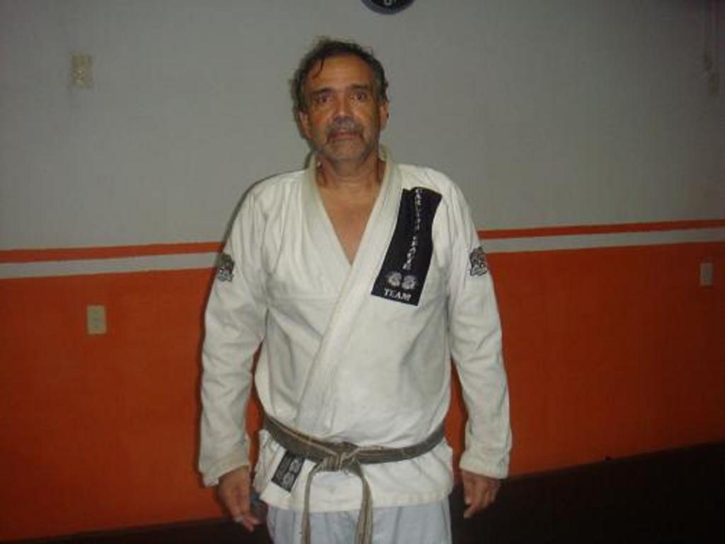 Gutenberg Melo ensina um estrangulamento com pedigree Carlson Gracie