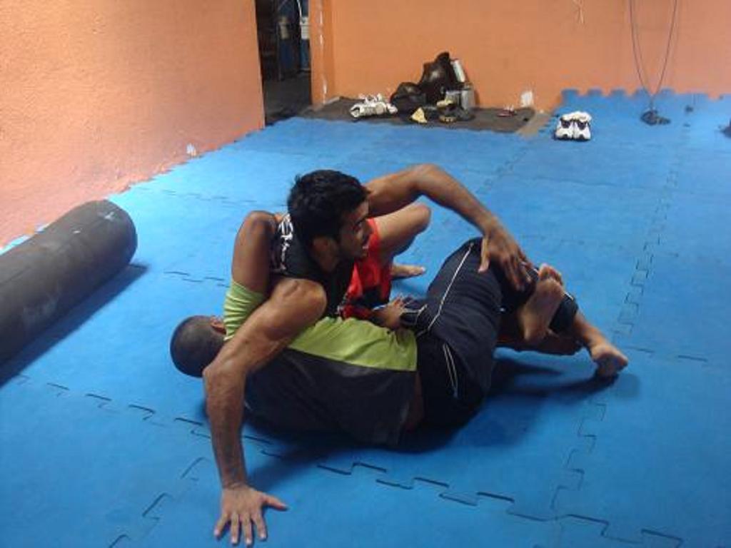 Pepey ensina posição que pode ser usada no MMA, submission ou na arte suave