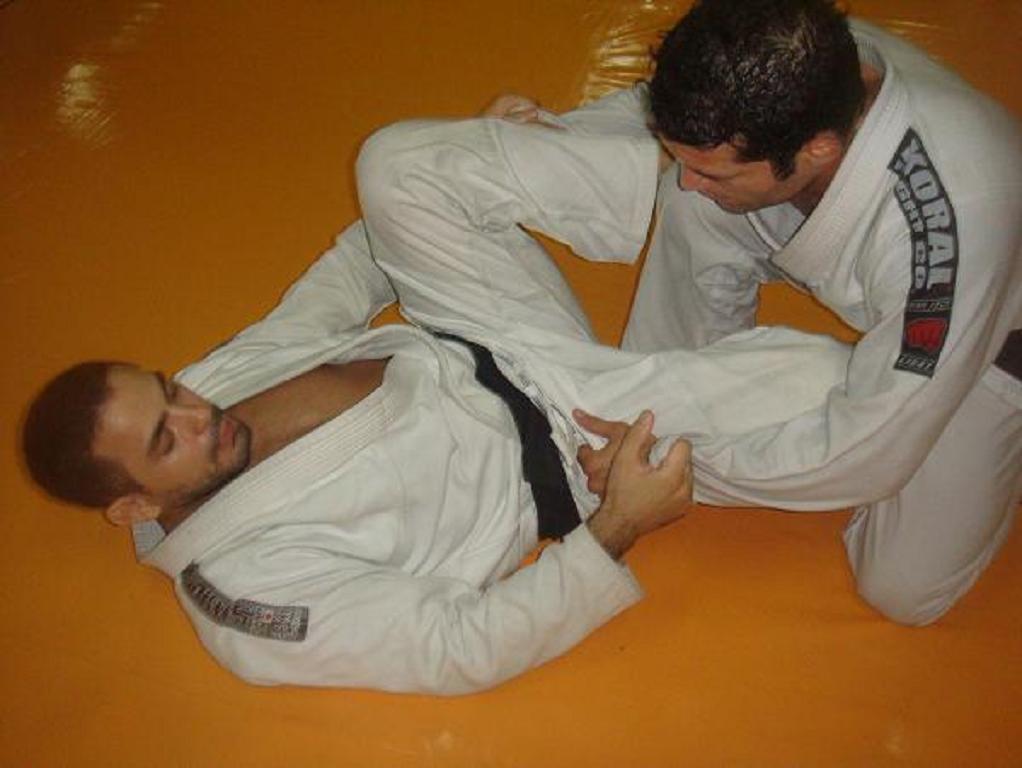 Aprenda a raspagem “Twister” da guarda-aranha com Guilherme Caju