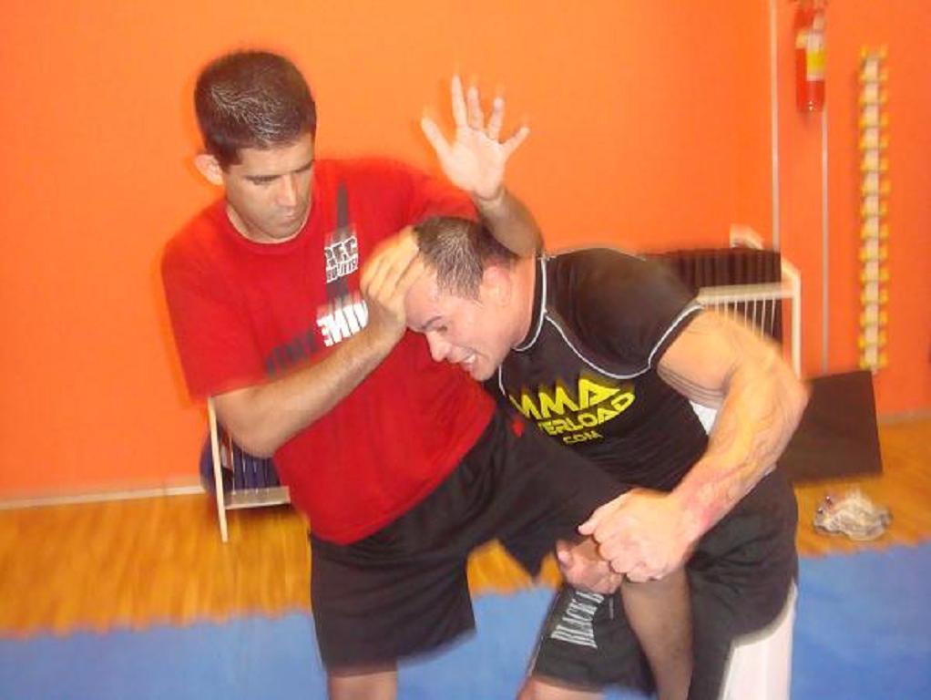 Gleison Tibau ensina queda antes do UFC 148