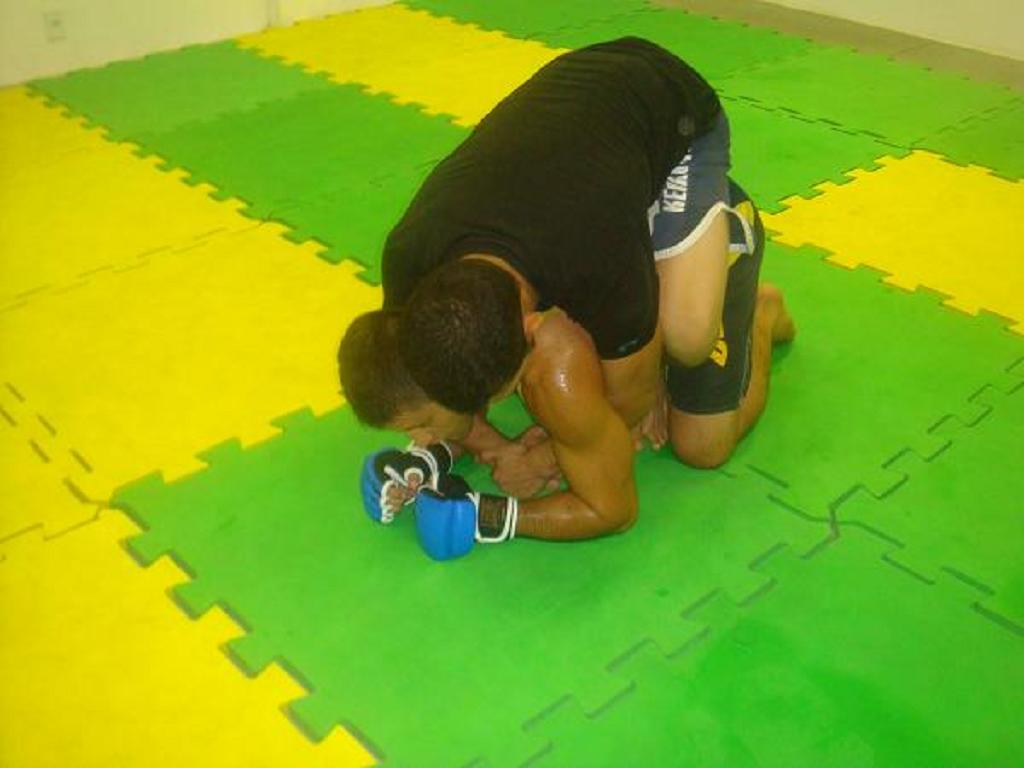 Aprenda a tirar o adversário das costas e ainda finalizar com Andrezinho Nogueira