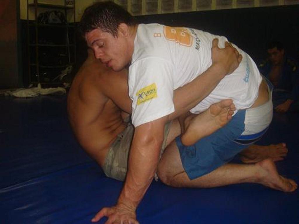Caio Magalhães ensina passagem de guarda com finalização no Jiu-Jitsu Sem Kimono