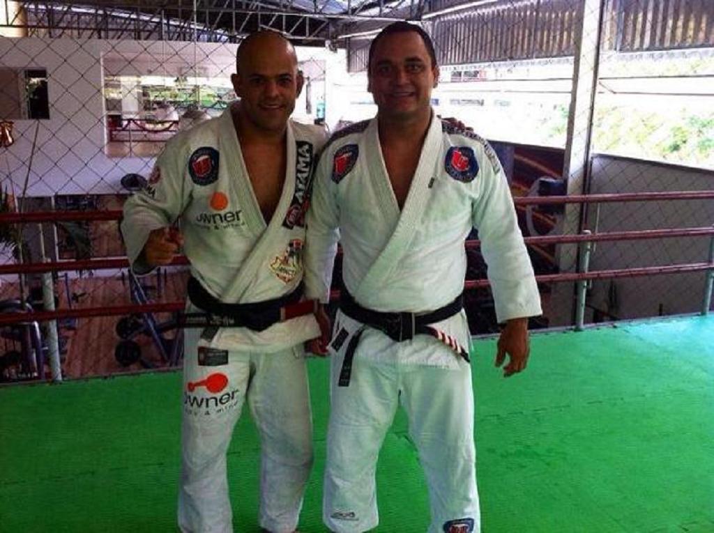 Aprenda a atacar na omoplata invertida com Thiago Maia