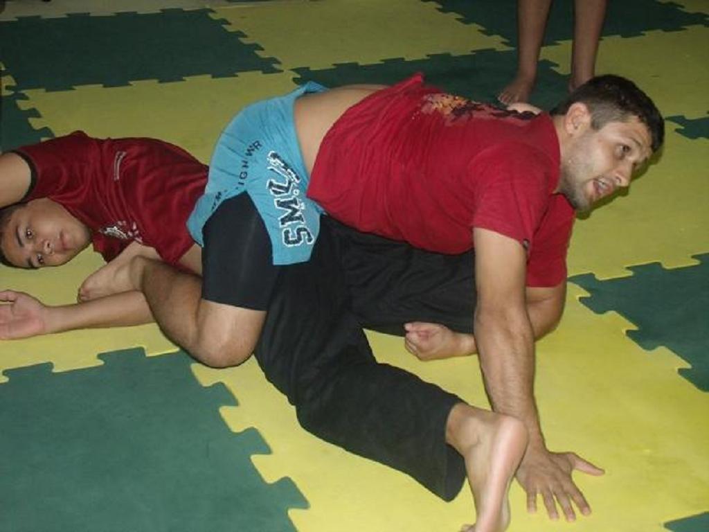 Aprenda um estrangulamento para o MMA com Andrezinho Nogueira