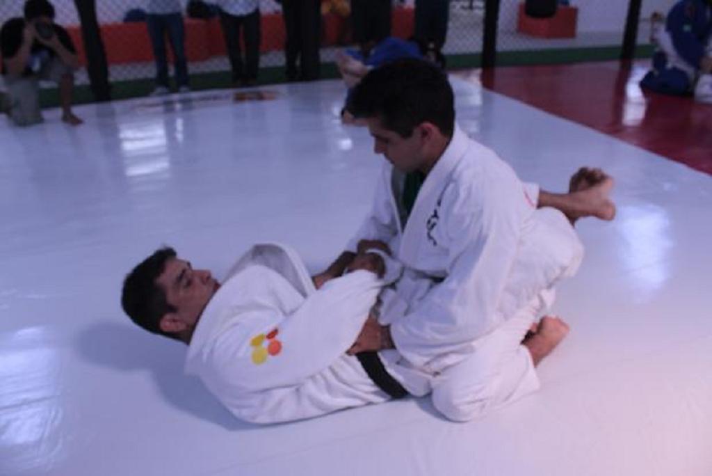 Terêncio Abreu ensina atacar o braço com um justo armlock na guarda