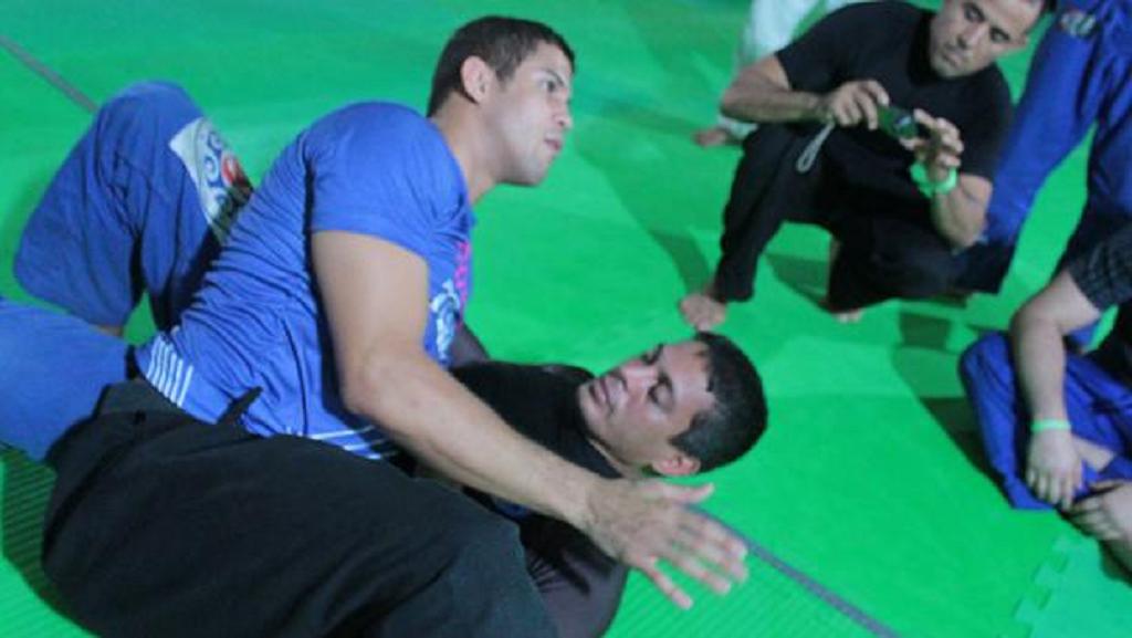 Léo Santos ensina pegada no queixo para finalizar no Jiu-Jitsu Sem Kimono
