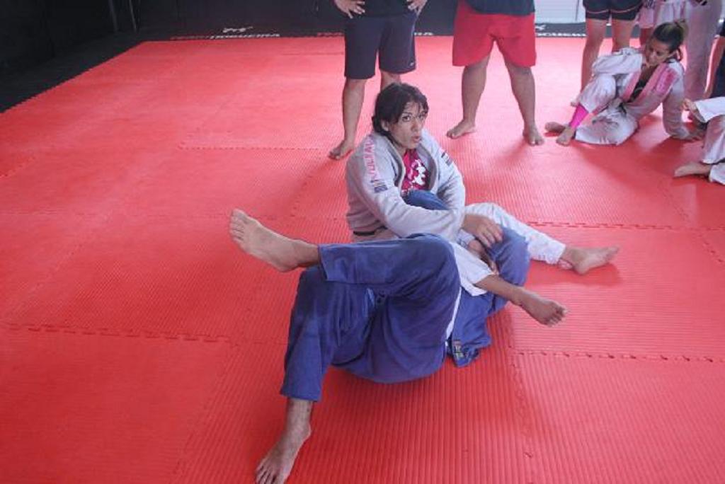 Ana Maria Índia ensina armlock partindo da montada