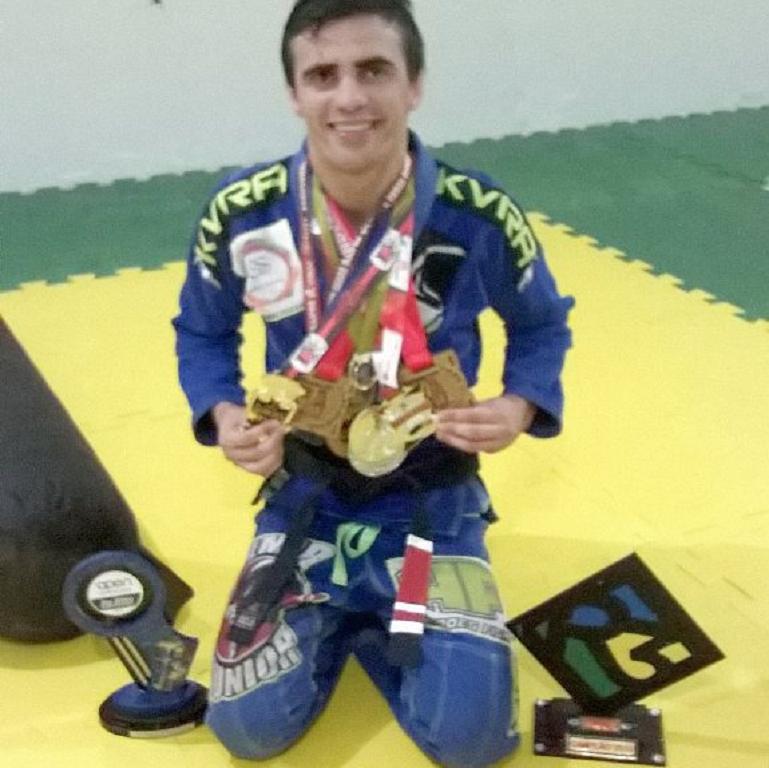 Raspe da De La Riva e depois pegue as costas com o faixa-preta Almir Junior