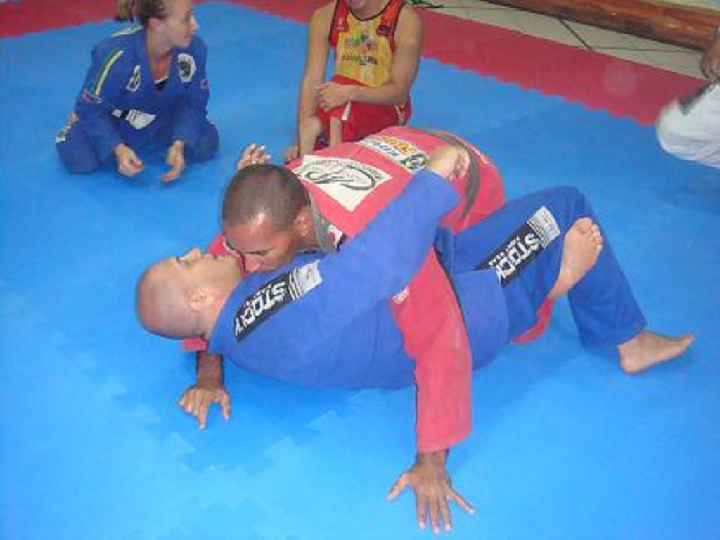 Surpreenda seu adversário por baixo, na meia-guarda com selo Luis Neto