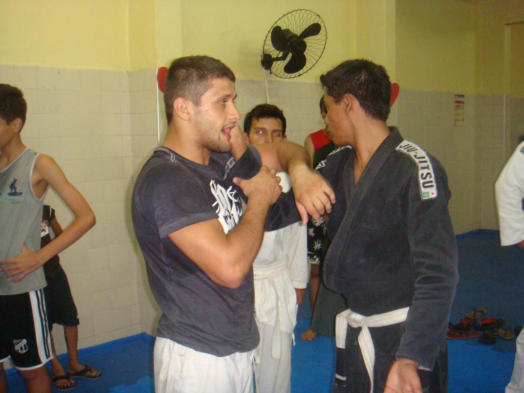 Andrezinho Nogueira ensina chave de braço na esgrima
