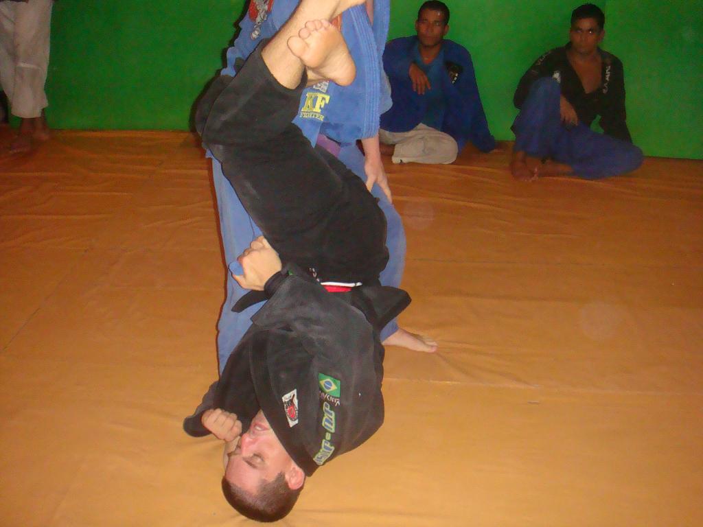 Gabriel Willcox ensina raspagem de Omoplata indo pro lado