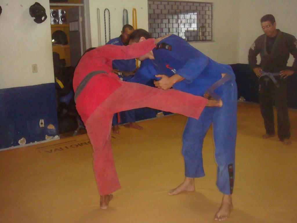 Dê o bote no braço com o armlock que Emanuel Marrom ensina