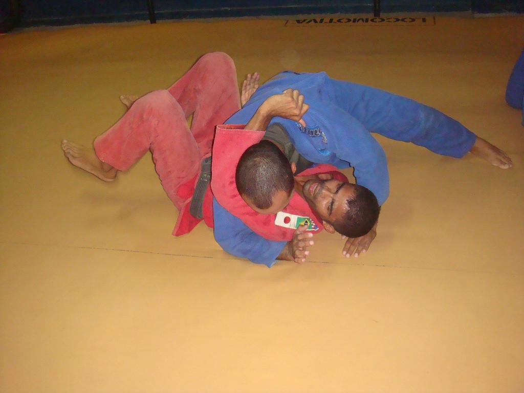 Passando um perrengue nos 100 kg? Marrom ensina a sair e finalizar com estilo