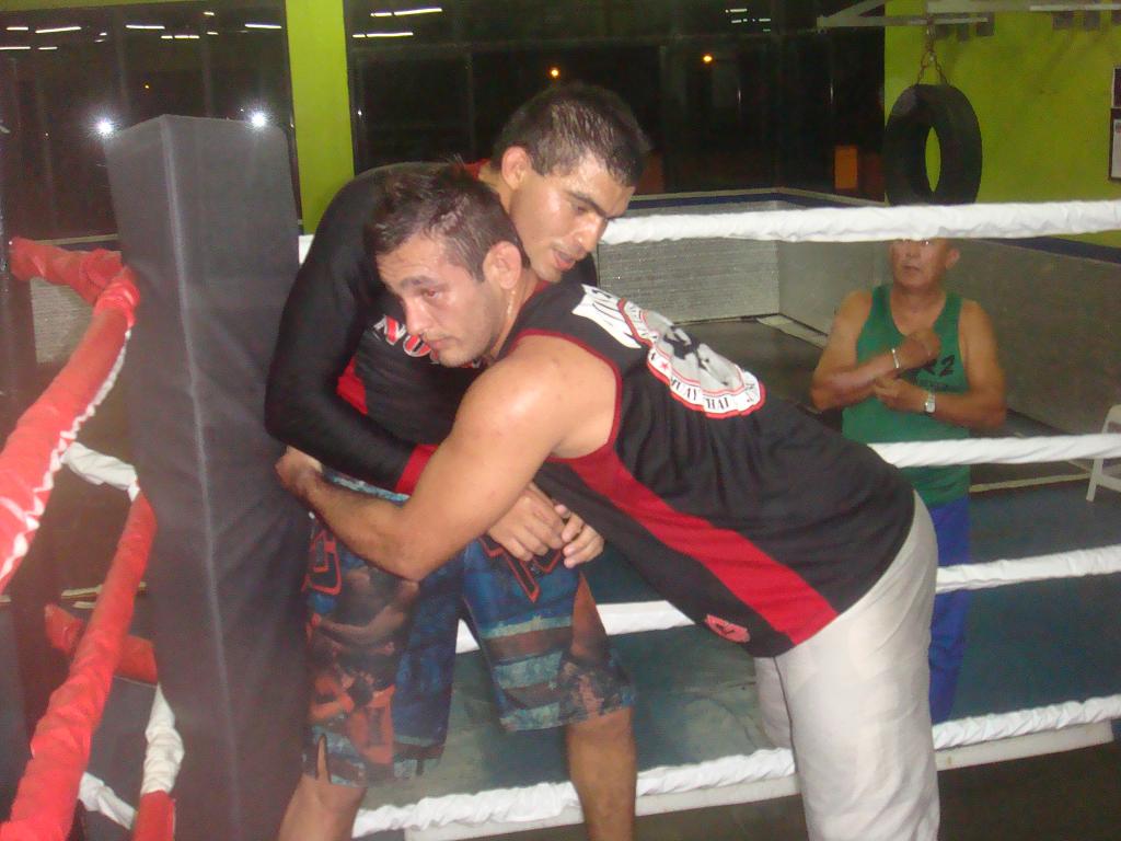 Comece a semana aprendendo a derrubar com André Lunga