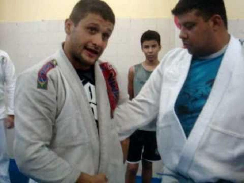 Andrezinho Nogueira ensina chave de braço na esgrima com kimono