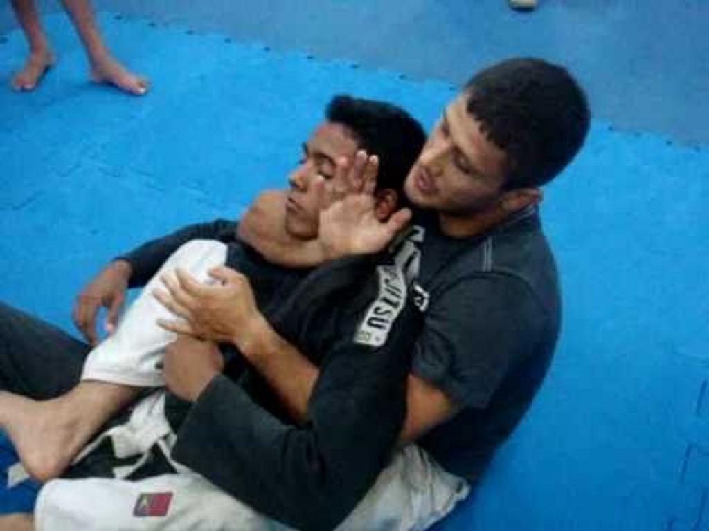 Andrezinho Nogueira ensina queda e macete no mata-leão pelas costas
