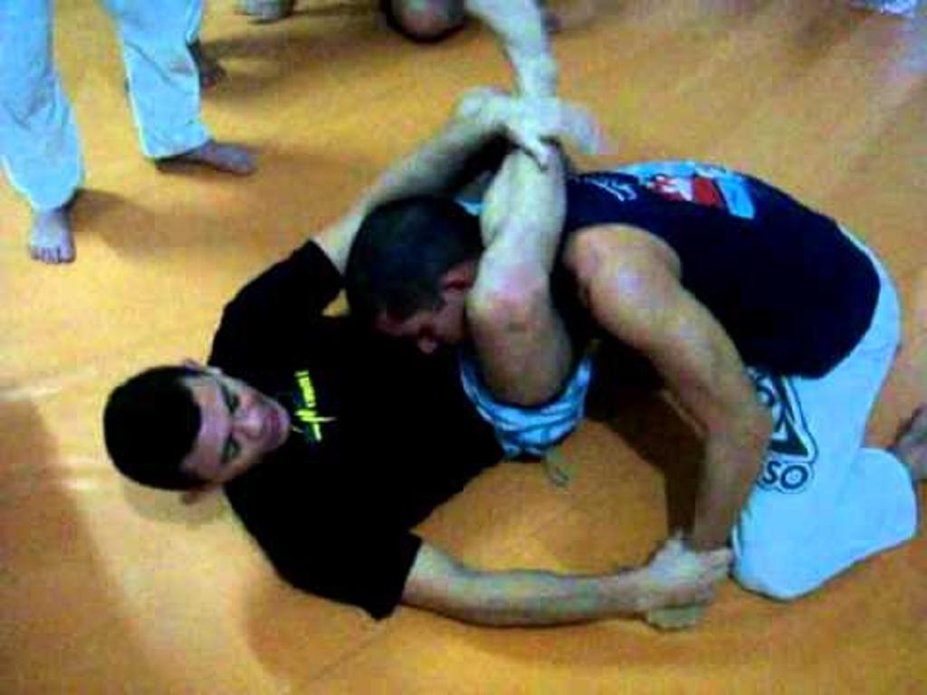 Gigueto ensina macete do triângulo e outros golpes do MMA
