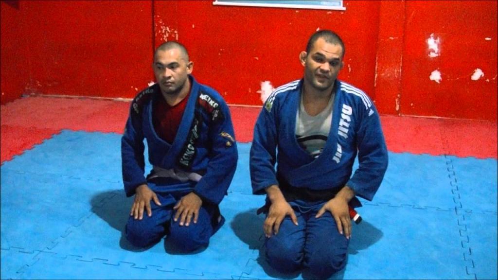 Estrangulamento de lapela com o faixa-preta Italo Gonçalves