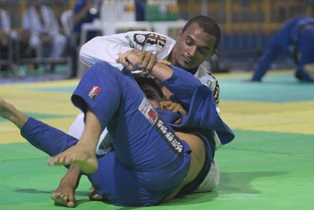 Denis Chokito ensina passar a guarda laço