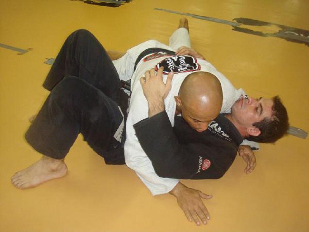 Chegou no cem-quilos? Finalize com um básico ataque duplo do Jiu-Jitsu